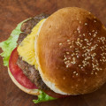 Pekařství Paul nabídne burger v bulce z těsta Charlemagne