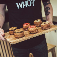 Mladý pekař začal připravovat croblihy. Sladké pečivo kombinující croissanty a donuty.