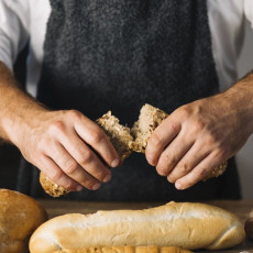 Meziročně klesla cena pečiva, pekárenský sektor začaly trápit další problémy